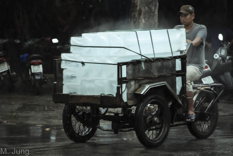 Ein Lastenfahrrad liefert Eisblöcke