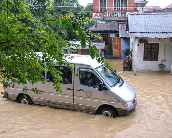 Transporter steht im Hochwasser