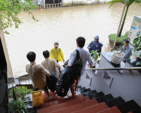 Steile Treppe führt vom Hotel nach unten zur überfluteten Strasse