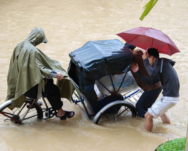 Rikscha bereit zum Einsteigen, bis zu den Knien im Hochwasser