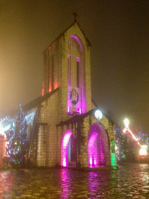 Die katholische Kirche von Sapa in buntem Licht