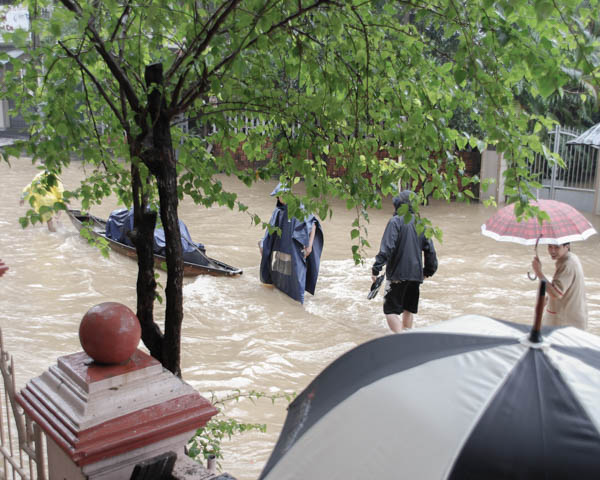 Boot fährt auf der überfluteten Strasse