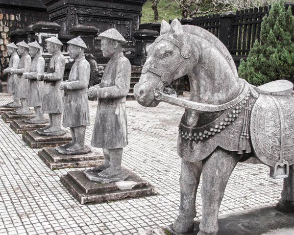 Die Figurengruppe stellt Soldaten und Leibwächter dar