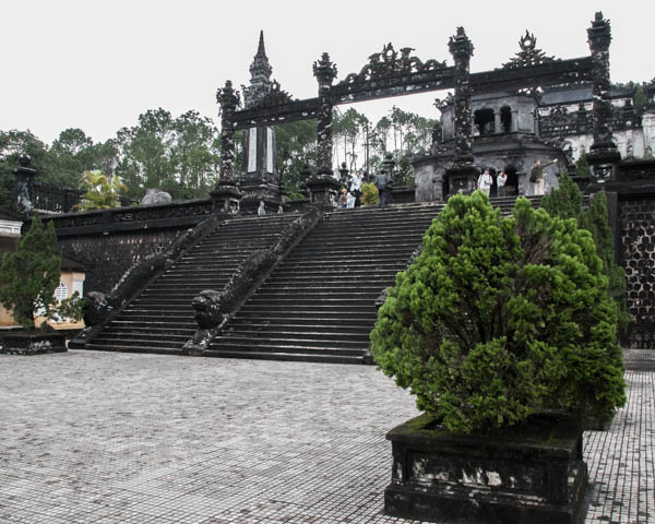 Tempel Hue Elefant mit Figurengruppe aus Stein