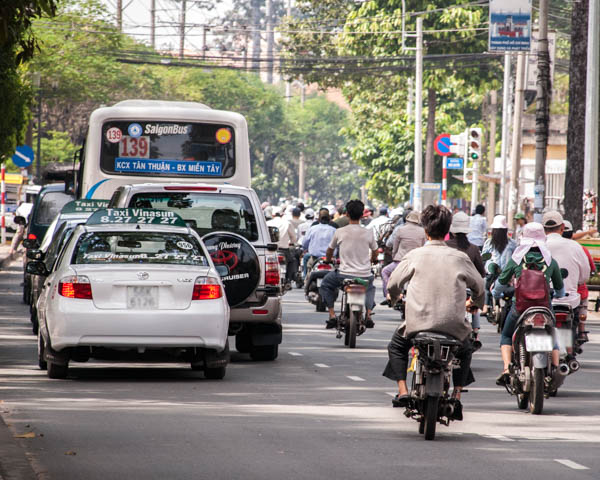 Verkehr auf einer stark befahrenen Strasse im Sommer